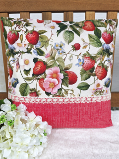 Povlak na polštář 40 x 40 cm – Letní motiv jahod s krajkou | Ruční výroba